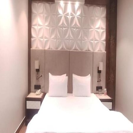 Harilal Hotel Патна Екстериор снимка